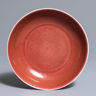 Une assiette en porcelaine de Chine rouge monochrome, marque et époque de Qianlong