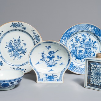 Un lot varié en porcelaine de Chine bleu et blanc, 18/19ème