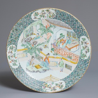 Un plat en porcelaine de Chine famille verte de Canton, 19ème