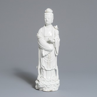 Een Chinese Dehua blanc de Chine Guanyin, 18e eeuw