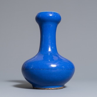 Un vase de forme bouteille en porcelaine de Chine bleu monochrome, 19ème
