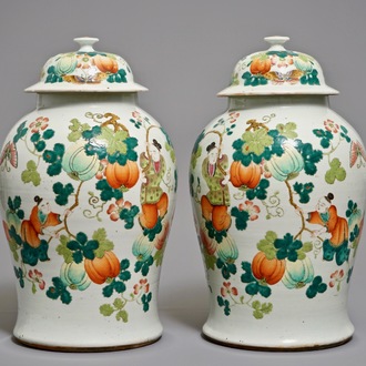Une paire de vases couverts en porcelaine de Chine famille rose, 19ème
