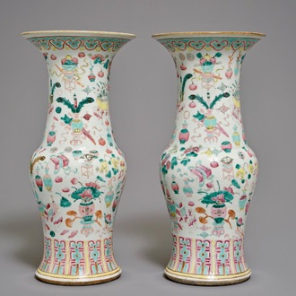 Une paire de vases de forme yenyen en porcelaine de Chine famille rose, 19ème