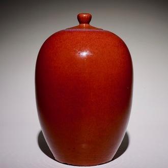 Un pot couvert en porcelaine de Chine monochrome sang de boeuf, 19ème