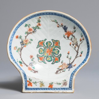 Une coupe en forme de coquille en porcelaine de Chine famille verte, Kangxi