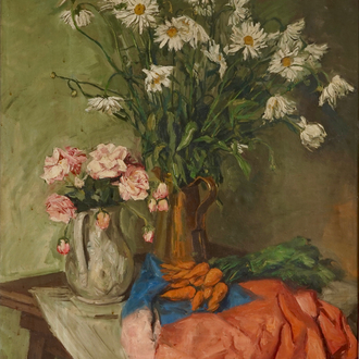 Sadji (Sha Qi, Sha Yinnian) (1914-2005), Nature morte aux fleurs et carottes, huile sur toile, daté 1945