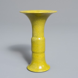 Un vase de forme gu en porcelaine de Chine jaune monochrome, 19ème