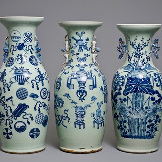 Trois vases en porcelaine de Chine bleu et blanc sur fond céladon, 19ème