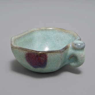 Une petite tasse octagonale en grès émaillé turquoise de type Junyao, prob. Yuan ou Ming