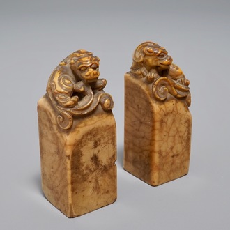 Twee Chinese Shoushan stenen zegels met Boeddhistische leeuwen, 19/20e eeuw