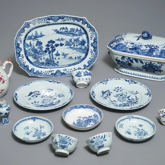 Een gevarieerd lot Chinees blauwwit en famille rose porselein, 18e eeuw