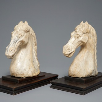 Une paire de têtes de chevaux en marbre sculpté, poss. Tang