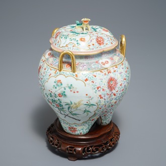 Un brûle-parfum en porcelaine de Chine famille rose, marque de Jiangxi Porcelain Company, République, 20ème