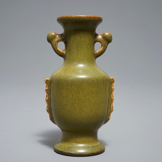 Un vase en porcelaine de Chine monochrome poudre de thé, marque de Yongzheng, 19/20ème