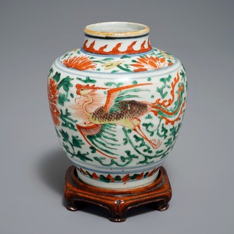 Un vase en porcelaine de Chine wucai à décor de deux phénix, époque Transition