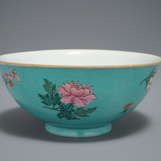 Un bol en porcelaine de Chine famille rose sur fond turquoise, marque de Qianlong, 19/20ème