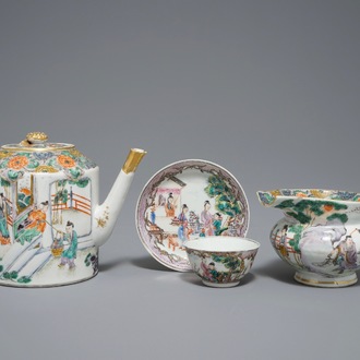 Une théière et un pot à lait en porcelaine de Chine famille verte, 19ème, et une tasse et soucoupe en famille rose, Qianlong