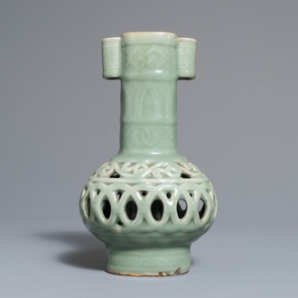 Un vase ajouré à double parois en porcelaine de Chine céladon monochrome, 19/20ème