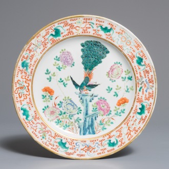 Une assiette en porcelaine de Chine famille rose à décor d'un paon, marque et époque de Guangxu