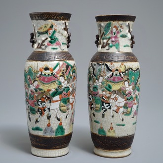 Une paire de vases en porcelaine de Chine famille rose dit "de Nankin", 19ème