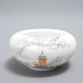Un petit lave-pinceaux en porcelaine de Chine à décor d'un paysage hivernal, République, 20ème