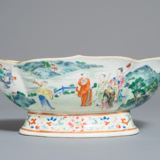 Un bol sur piedouche en porcelaine de Chine famille rose, marque et époque de Jiaqing