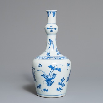 Een Chinese blauwwitte knobbelvaas met floraal decor, Transitie periode