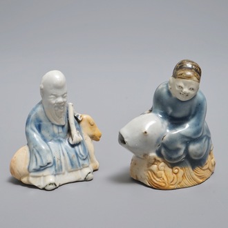 Twee Chinese figuratieve waterdruppelaars in biscuit met blauwwit glazuur, Qianlong