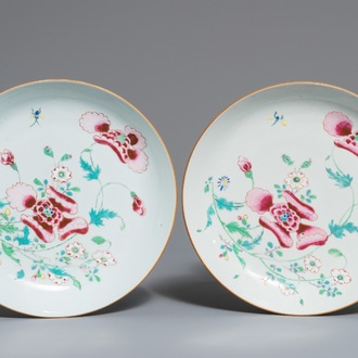 Une paire d'assiettes en porcelaine de Chine famille rose à décor floral, marque de Chenghua, Yongzheng