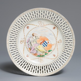 Une assiette ajourée en porcelaine de Chine famille rose pour le marché anglais aux armes de Ker-Martin, Qianlong