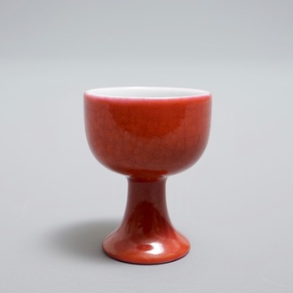 Un bol sur piedouche miniature en porcelaine de Chine rouge rubis monochrome, marque de Yongzheng, 19/20ème
