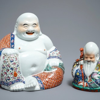 Une figure de Bouddha et une de Shou Lao en porcelaine de Chine famille rose, 19/20ème