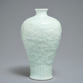 Een Chinese celadon vaas met onderglazuur drakendecor, Qianlong merk, 19/20e eeuw