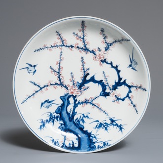 Un plat en porcelaine de Chine bleu, blanc et rouge, marque de Xuande, Kangxi