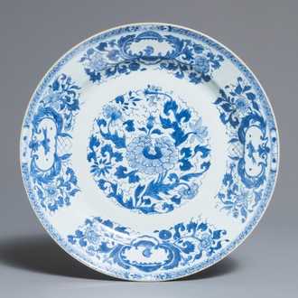 Un plat en porcelaine de Chine bleu et blanc à décor 'Pompadour', Qianlong