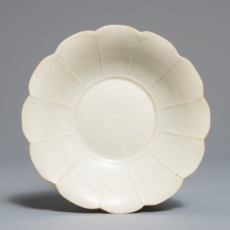 Une coupe en forme de chrysanthème en porcelaine de Chine, Dynastie Song du Sud/Yuan ou postérieur