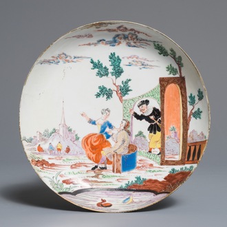 Une assiette en porcelaine de Chine de type Amsterdams bont à décor Commedia Dell'Arte, Qianlong