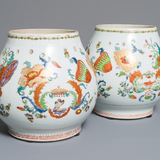 Een paar Chinese famille rose 'Pompadour' geurpotten, Qianlong, ca. 1745