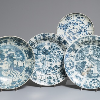 Vier Chinese blauwwitte Swatow borden, Ming