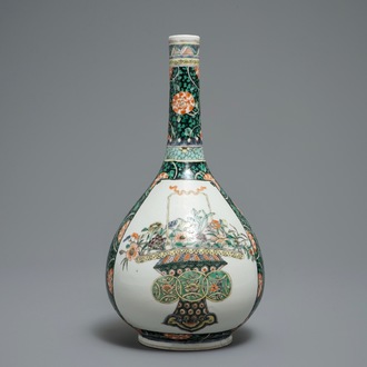 Un vase de forme bouteille en porcelaine de Chine famille verte, 19ème