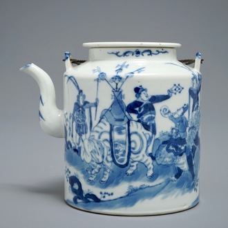 Une grande théière en porcelaine de Chine bleu et blanc à décor d'une parade, 19ème