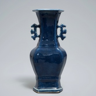 Een Chinese monochrome blauwe vaas, Qianlong