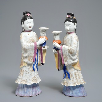Une paire de bougeoirs en forme de femmes en porcelaine de Chine famille rose, 19/20ème