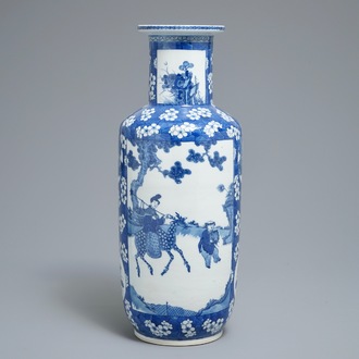 Un vase de forme rouleau en porcelaine de Chine bleu et blanc aux fleurs de prunus, 19ème