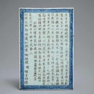 Une plaque en porcelaine de Chine bleu et blanc à décor d'un texte gravé, 19ème