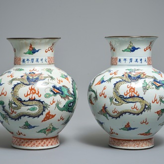 Une paire de vases aux dragons en porcelaine de Chine wucai, marque de Wanli, 19ème