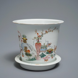 Une jardinière sur présentoir en porcelaine de Chine famille rose, marque de Hongxian, 20ème