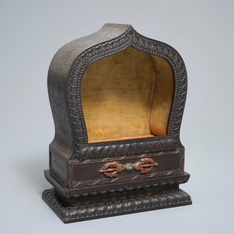 Un sanctuaire en bois sculpté et incrusté décoré d'inscriptions, 19/20ème