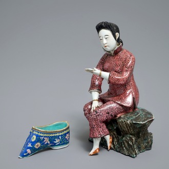 Une figure d'une femme et une chaussure miniature en porcelaine de Chine famille rose, 19/20ème