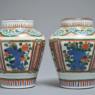 Deux vases en porcelaine de Chine wucai à décor de pivoines sur rochers, 19ème